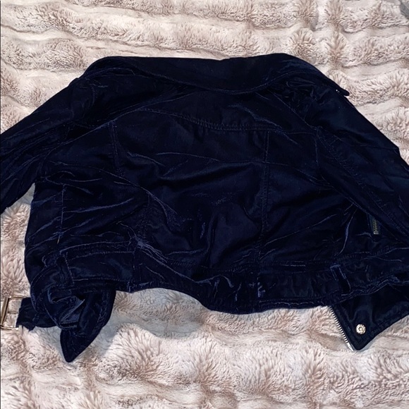 Crop velvet blazer in navy - Picture 4 of 4